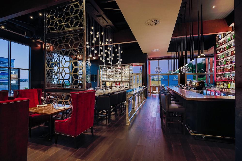 Otl Gouverneur 셔브룩 외부 사진 The bar at the 360° Sky Lounge