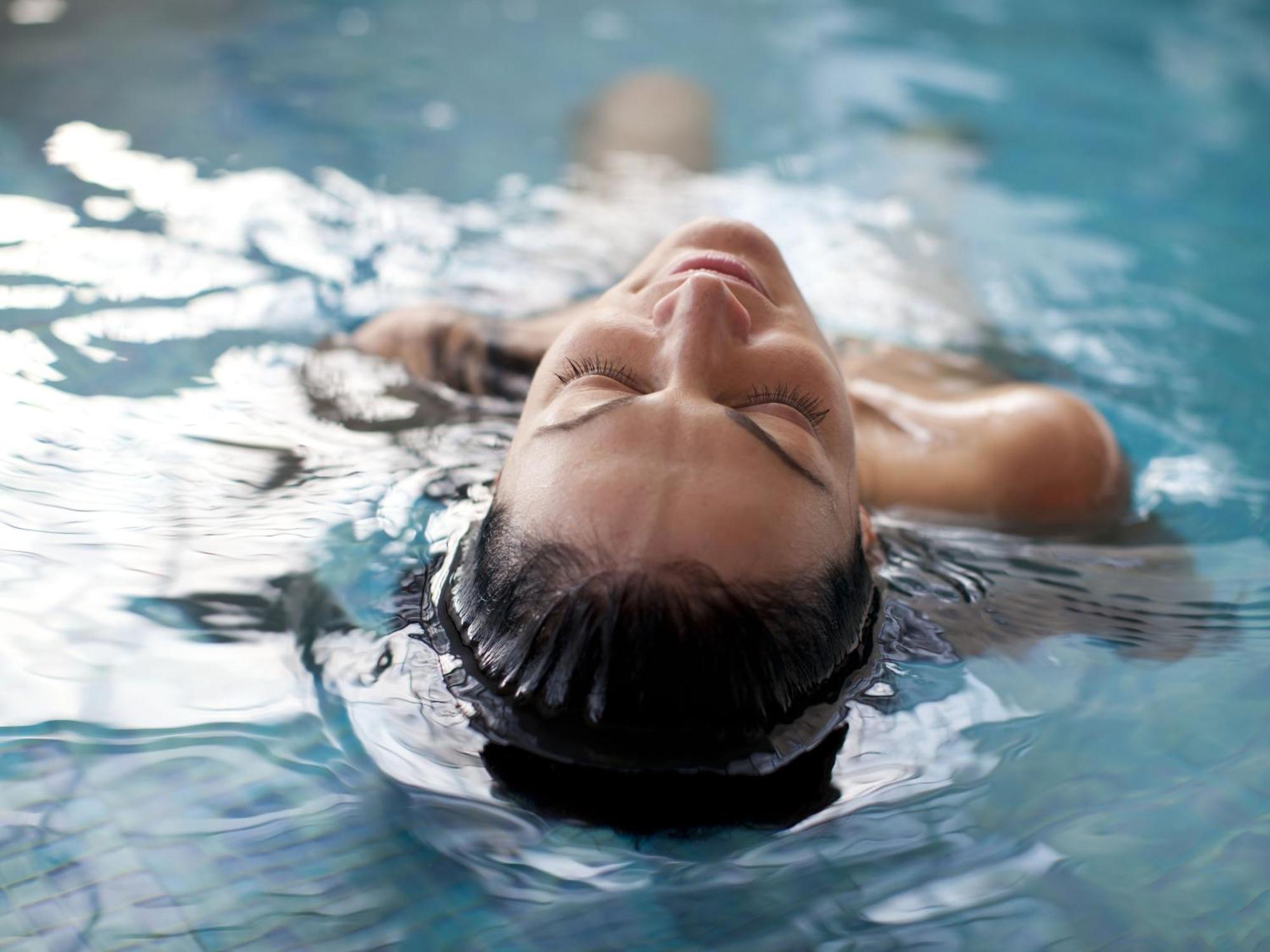 Otl Gouverneur 셔브룩 외부 사진 A woman floating in water