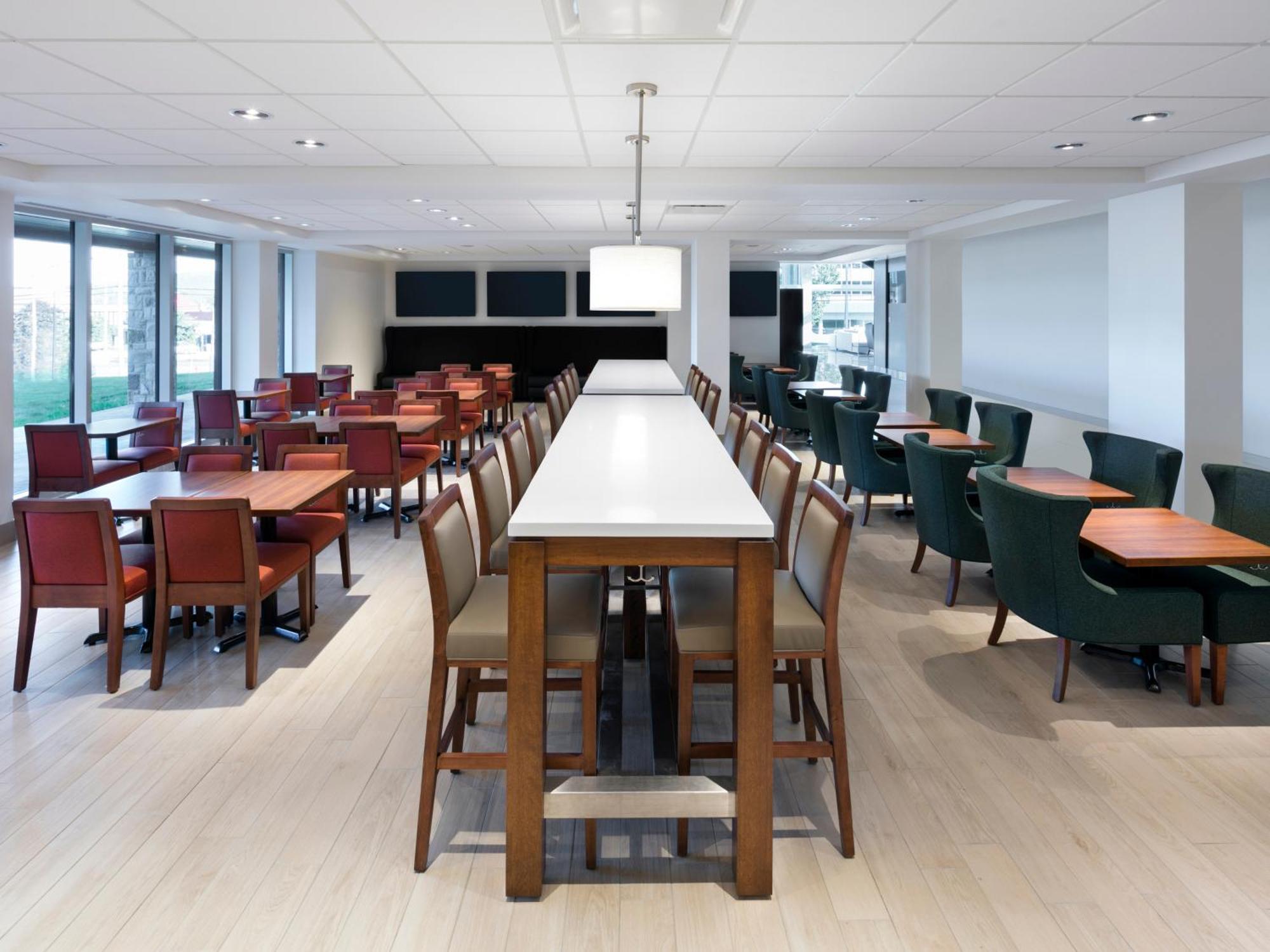 Otl Gouverneur 셔브룩 외부 사진 The dining room at the new residence hall