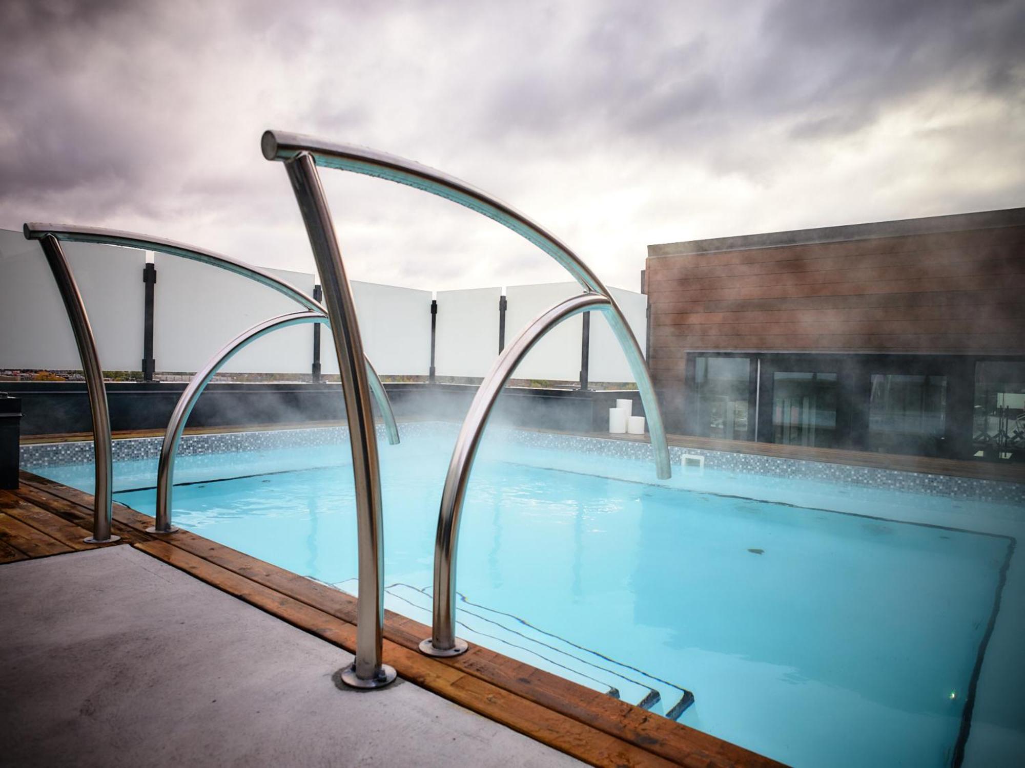 Otl Gouverneur 셔브룩 외부 사진 The rooftop pool at the hotel