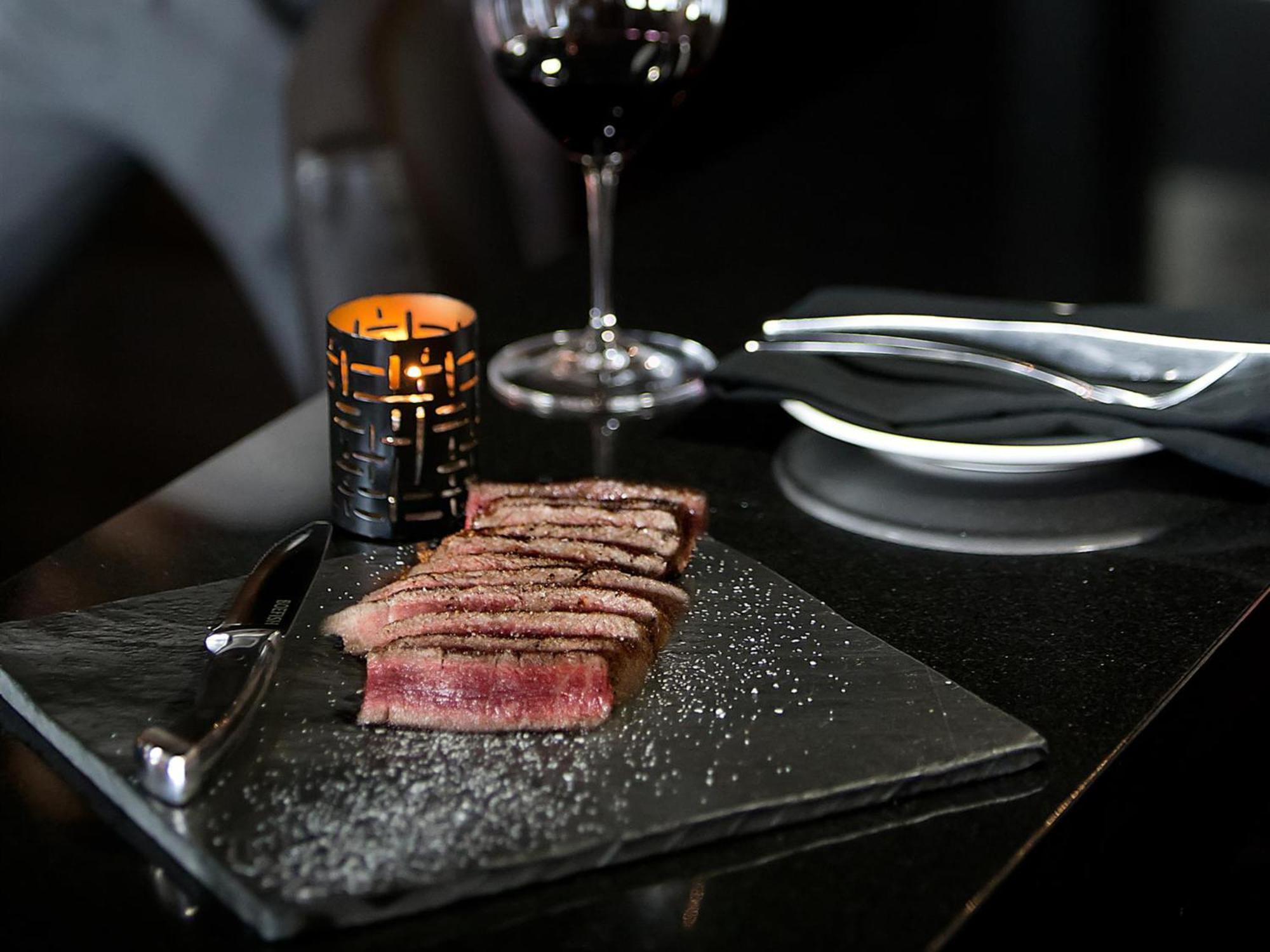 Otl Gouverneur 셔브룩 외부 사진 A steak at the restaurant