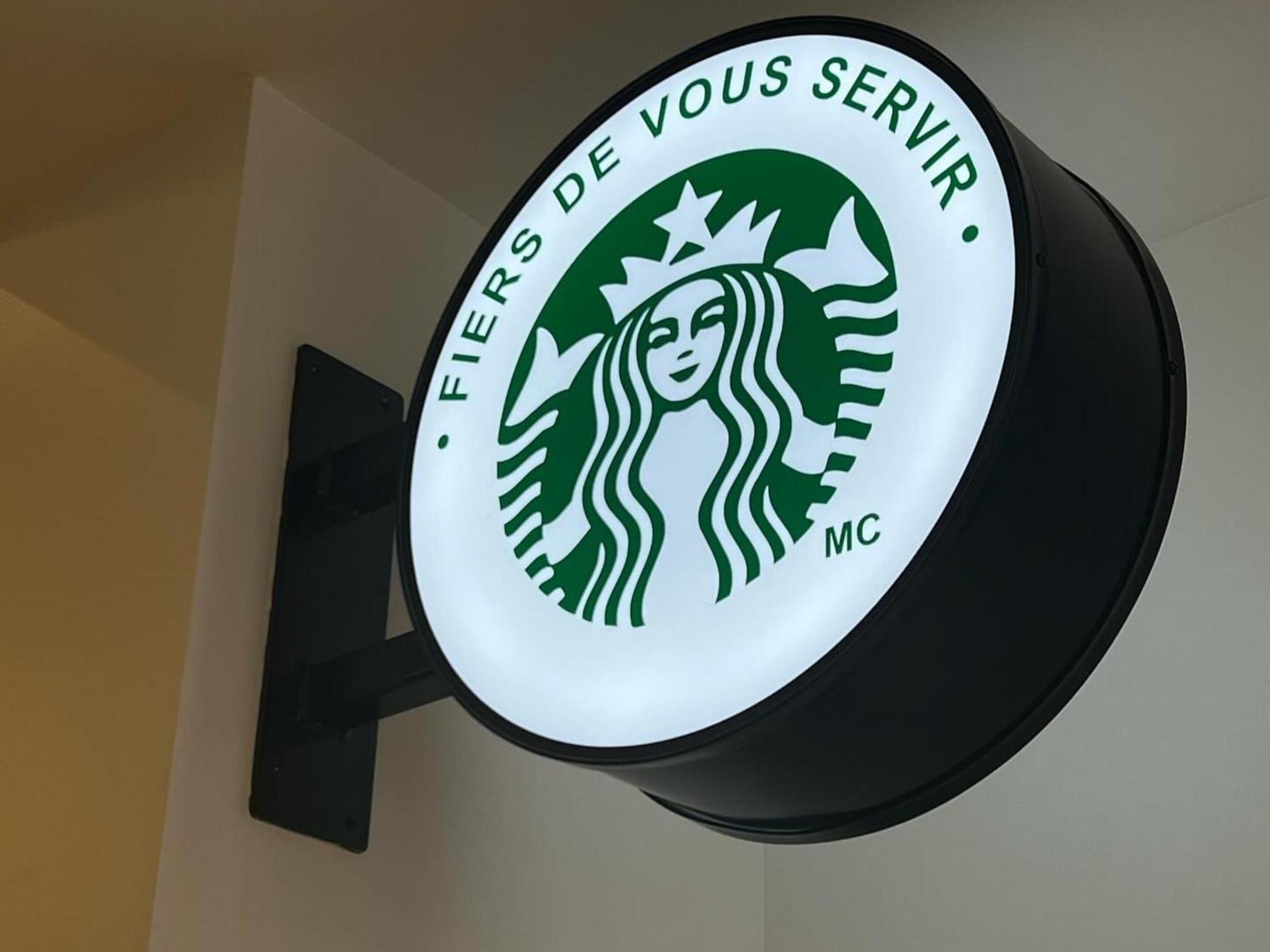 Otl Gouverneur 셔브룩 외부 사진 Starbucks in Paris