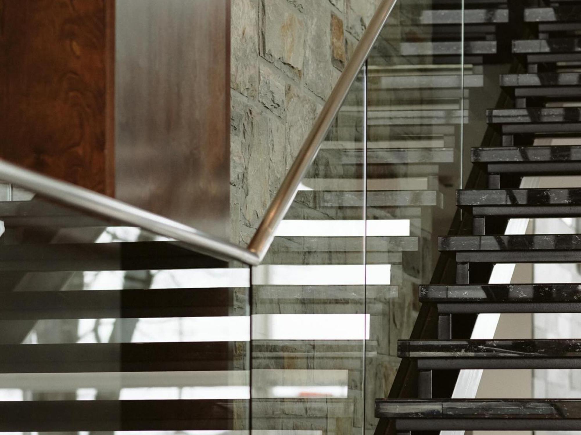 Otl Gouverneur 셔브룩 외부 사진 A glass balustrade