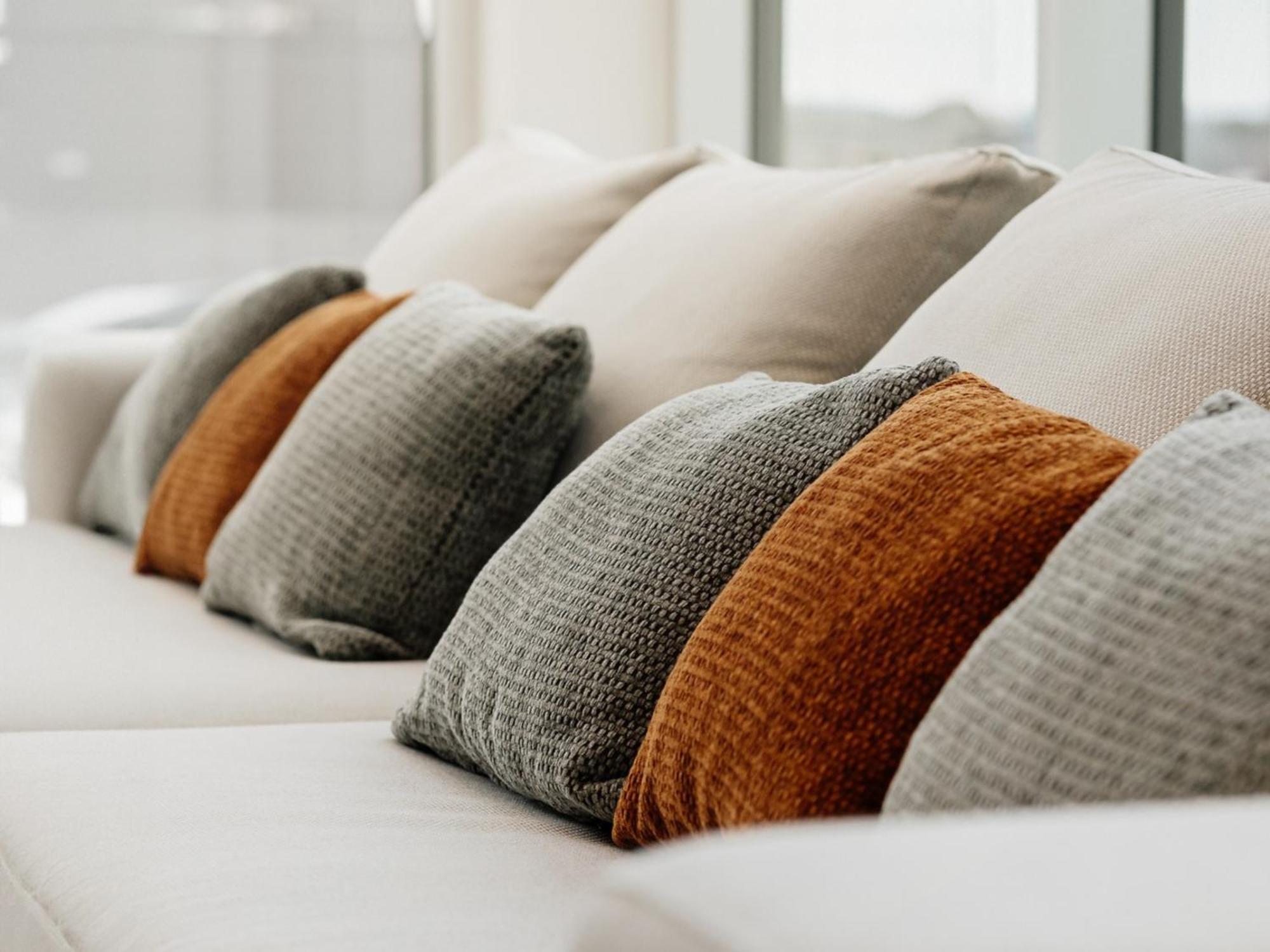 Otl Gouverneur 셔브룩 외부 사진 Cushions on a sofa