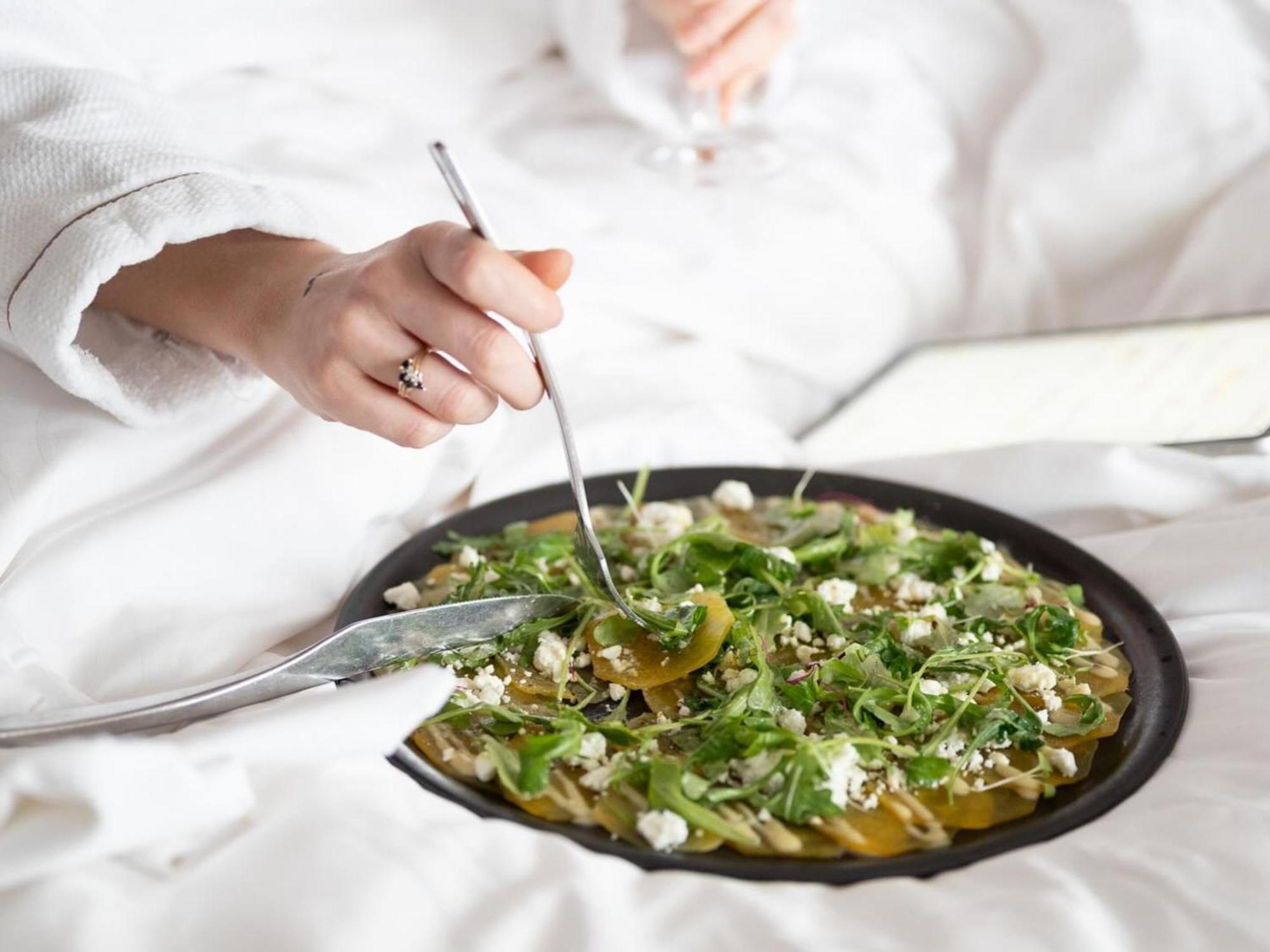 Otl Gouverneur 셔브룩 외부 사진 A chef preparing a salad