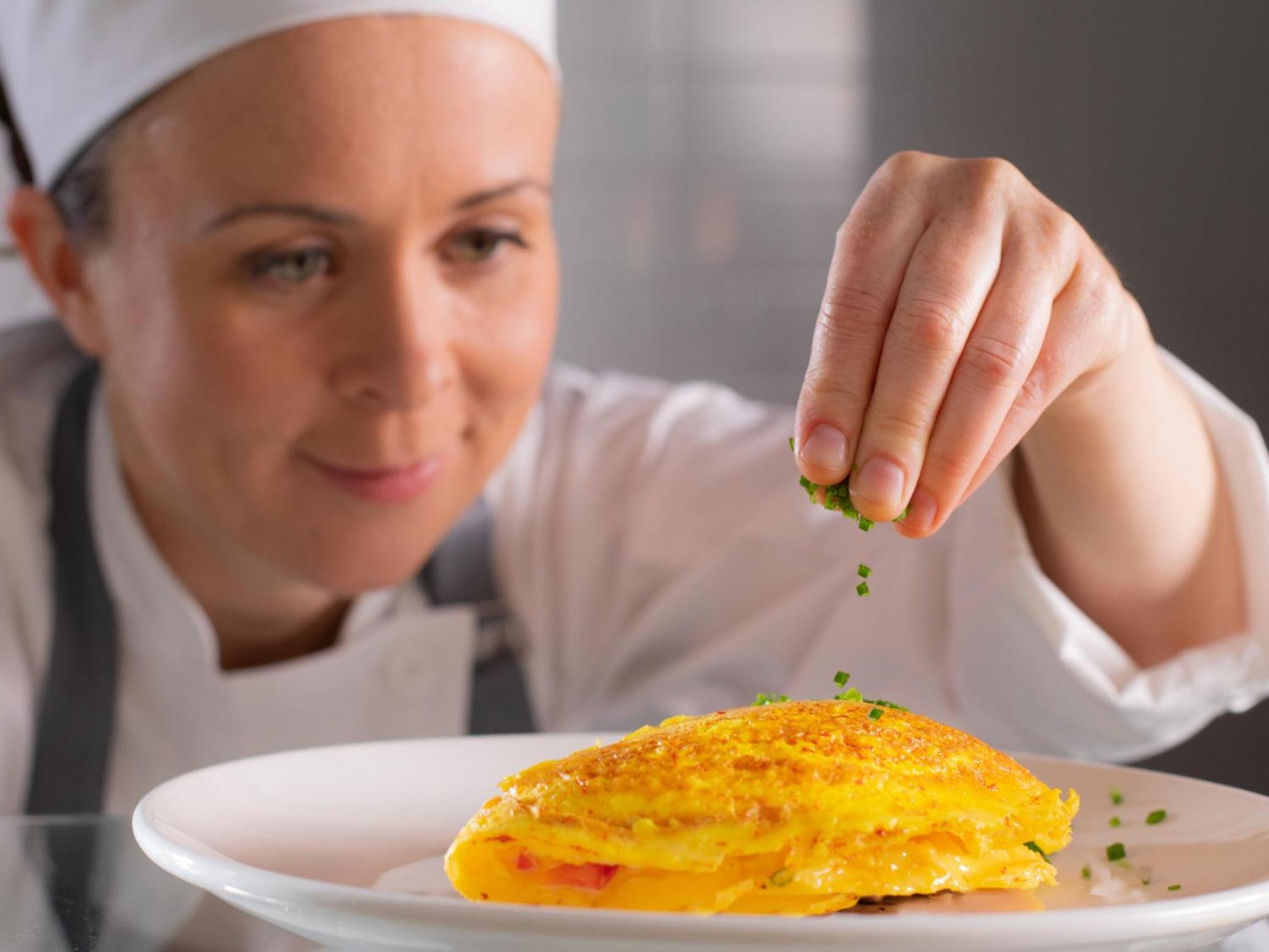 Otl Gouverneur 셔브룩 외부 사진 A chef seasoning a dish