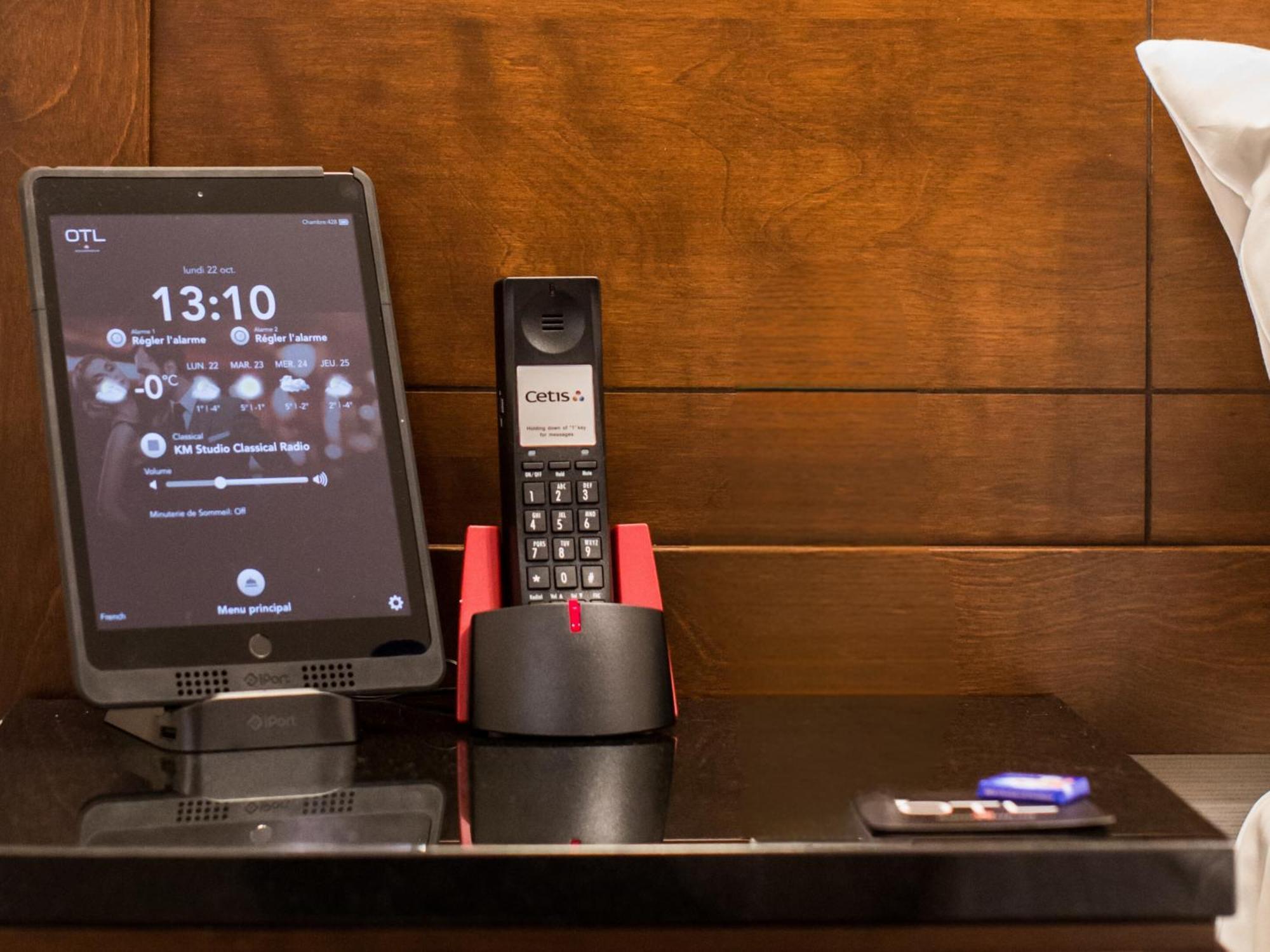 Otl Gouverneur 셔브룩 외부 사진 A phone and a tablet in a hotel room