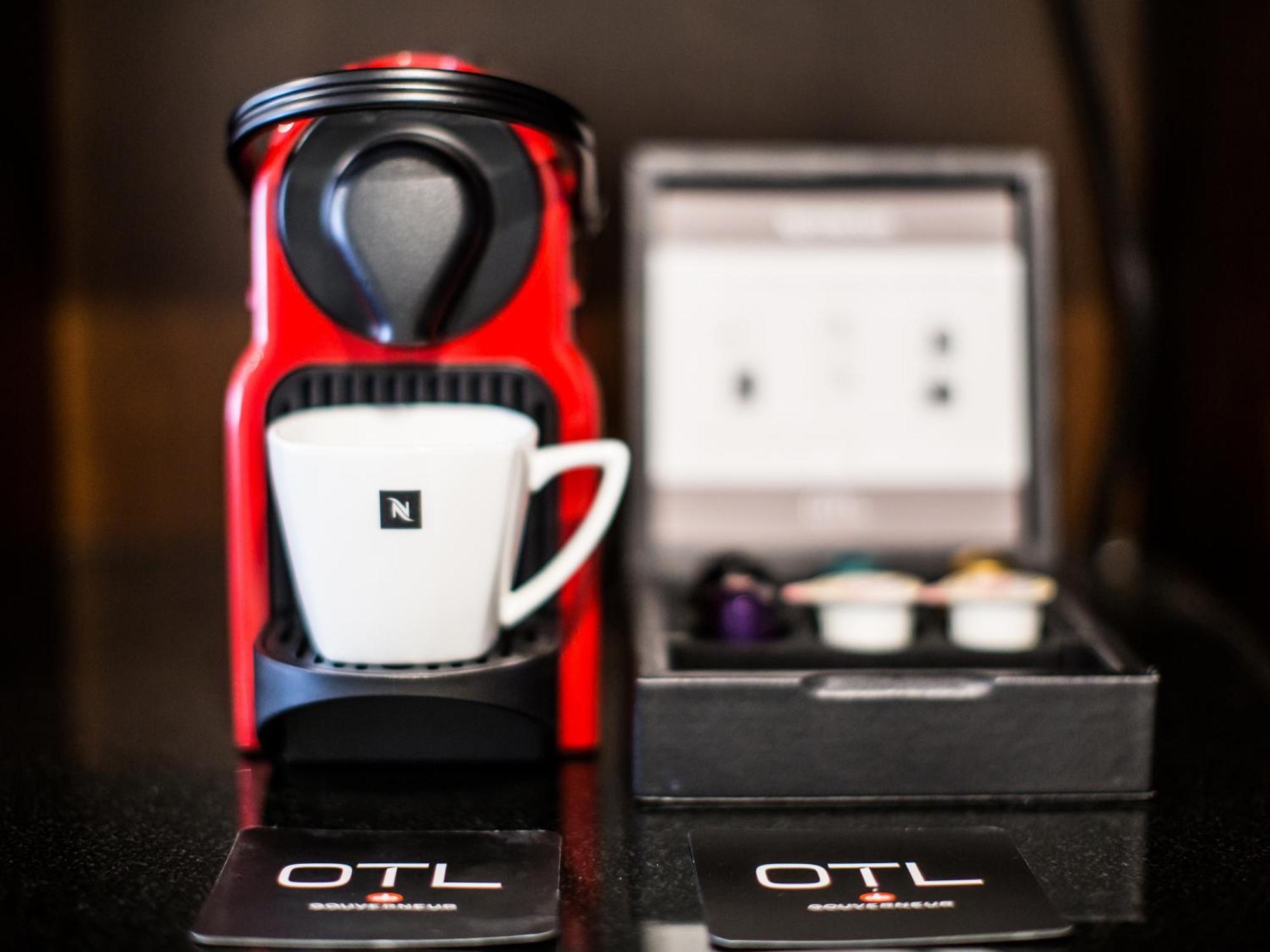 Otl Gouverneur 셔브룩 외부 사진 A Nespresso Inissia coffee machine