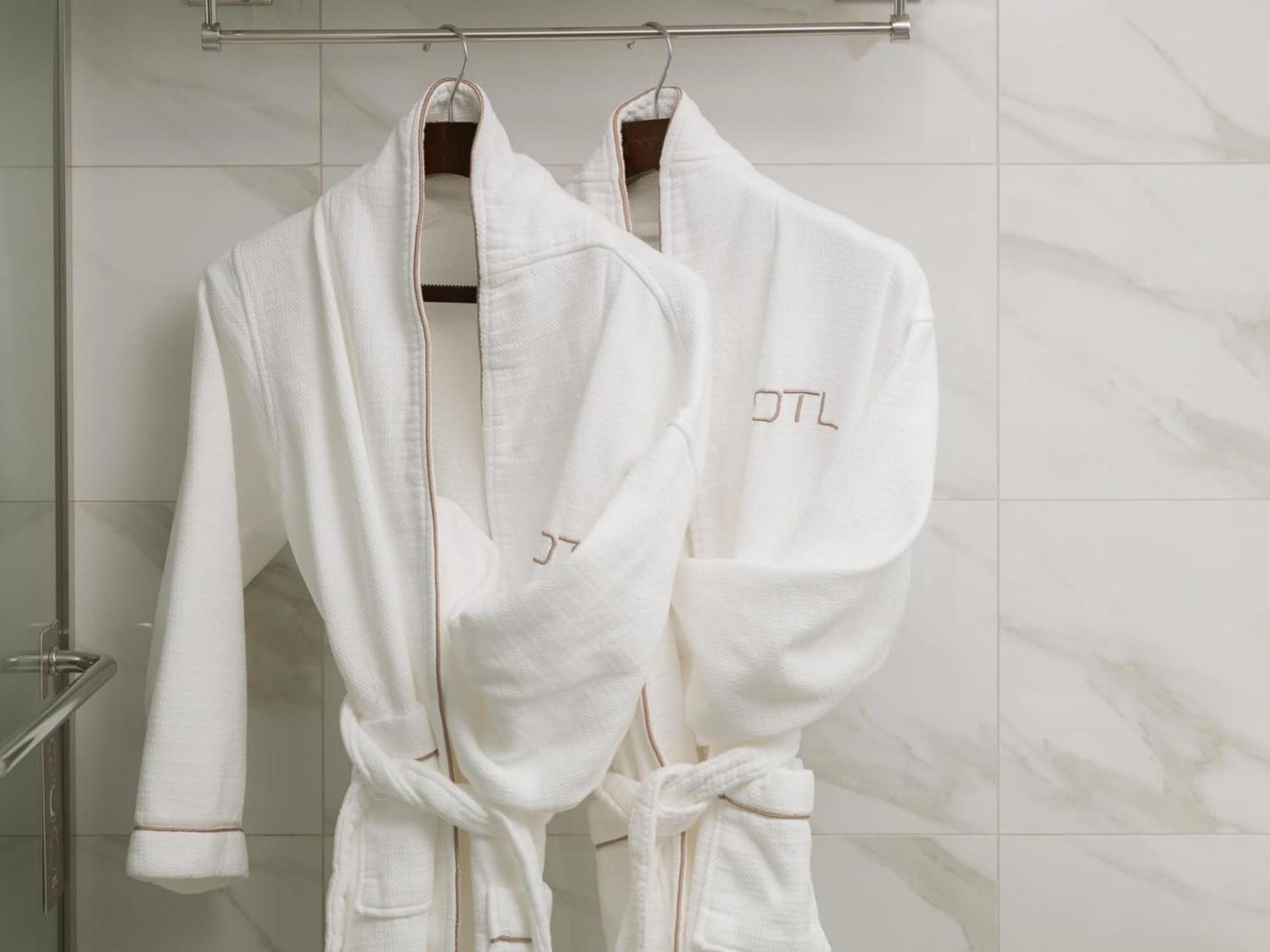Otl Gouverneur 셔브룩 외부 사진 Bathrobes